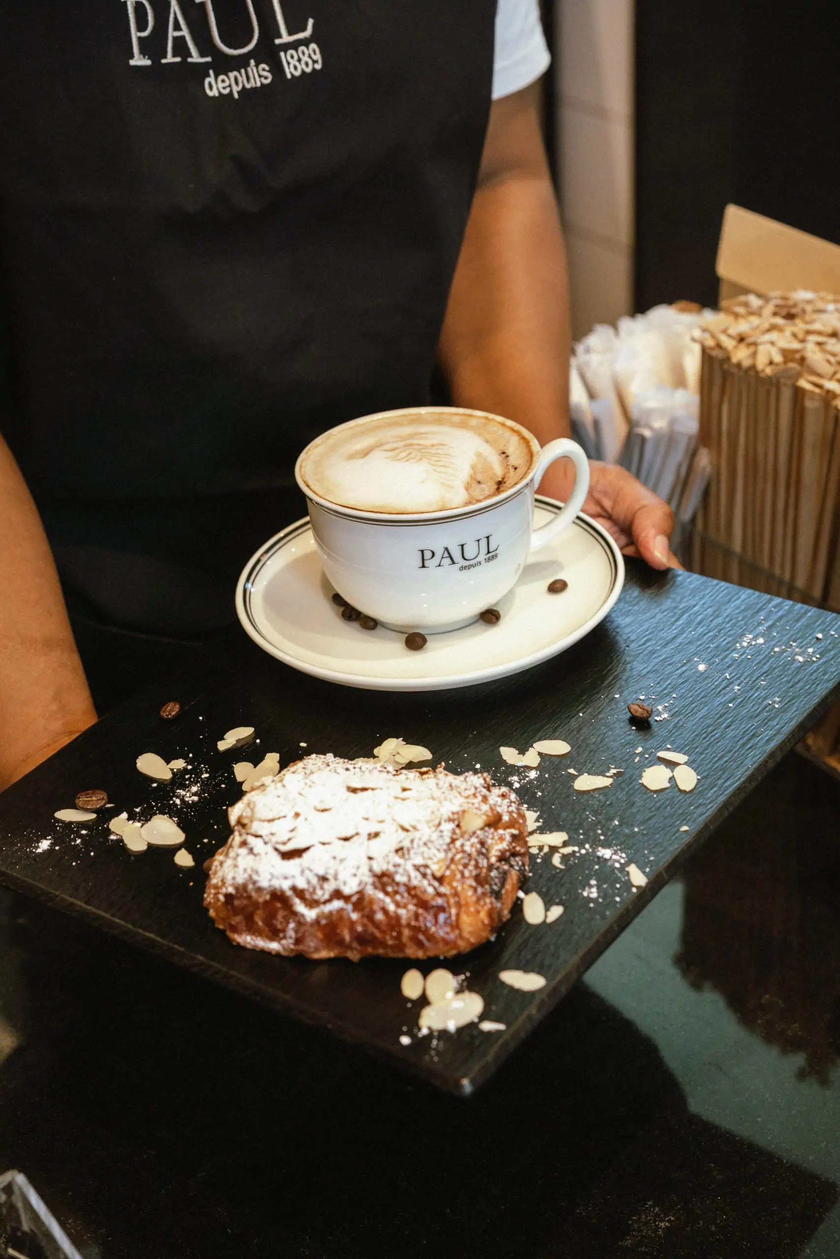 Café con leche y croissant en bandeja de Paul.