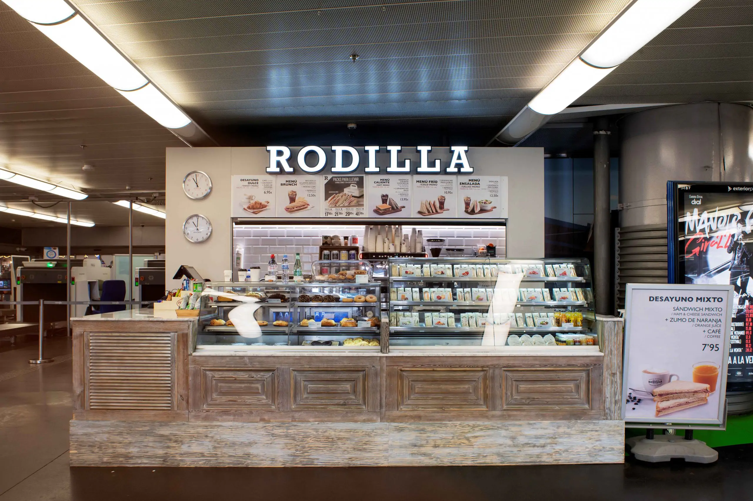 Mostrador de Rodilla con vitrinas de sándwiches y bollería en estación.
