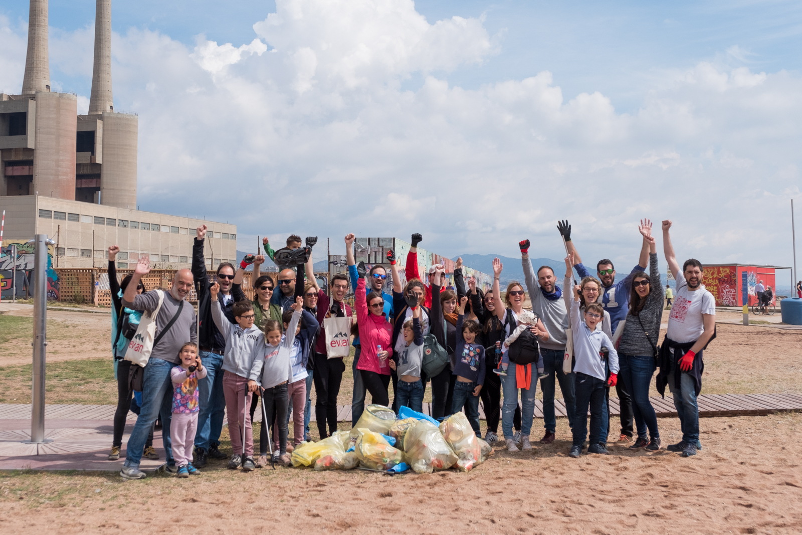 54 empleados voluntarios de Areas limpian la Playa del Remolar, en el Prat de Llobregat